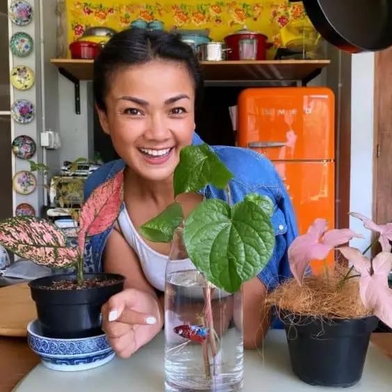 Transformasi 10 gaya rambut Nirina Zubir sejak awal karier, nyentrik