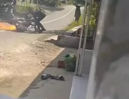 aksi heroik padamkan motor dari api Berbagai sumber aksi heroik padamkan motor dari api Berbagai sumber