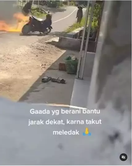 aksi heroik padamkan motor dari api Berbagai sumber aksi heroik padamkan motor dari api Berbagai sumber