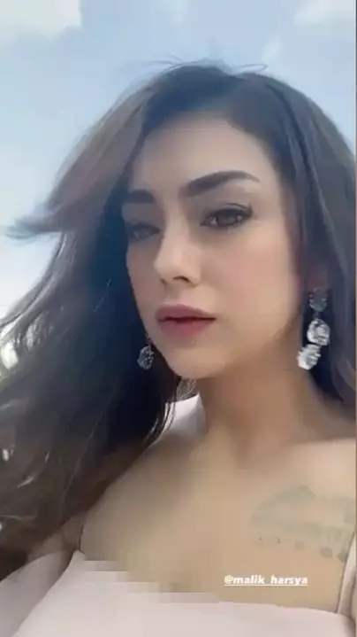 Celine hapus tato © 2021 brilio.net Celine hapus tato © 2021 brilio.net