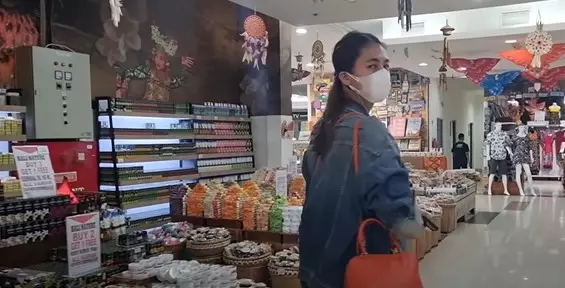 Momen liburan Paula setelah sembuh covid-19 © YouTube/Baim Paula