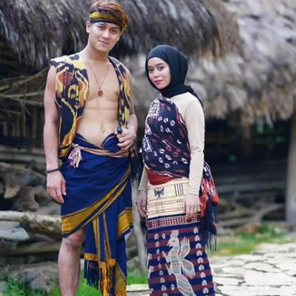 7 Potret detail makeup Lesty Kejora saat prewedding, cantik bak boneka