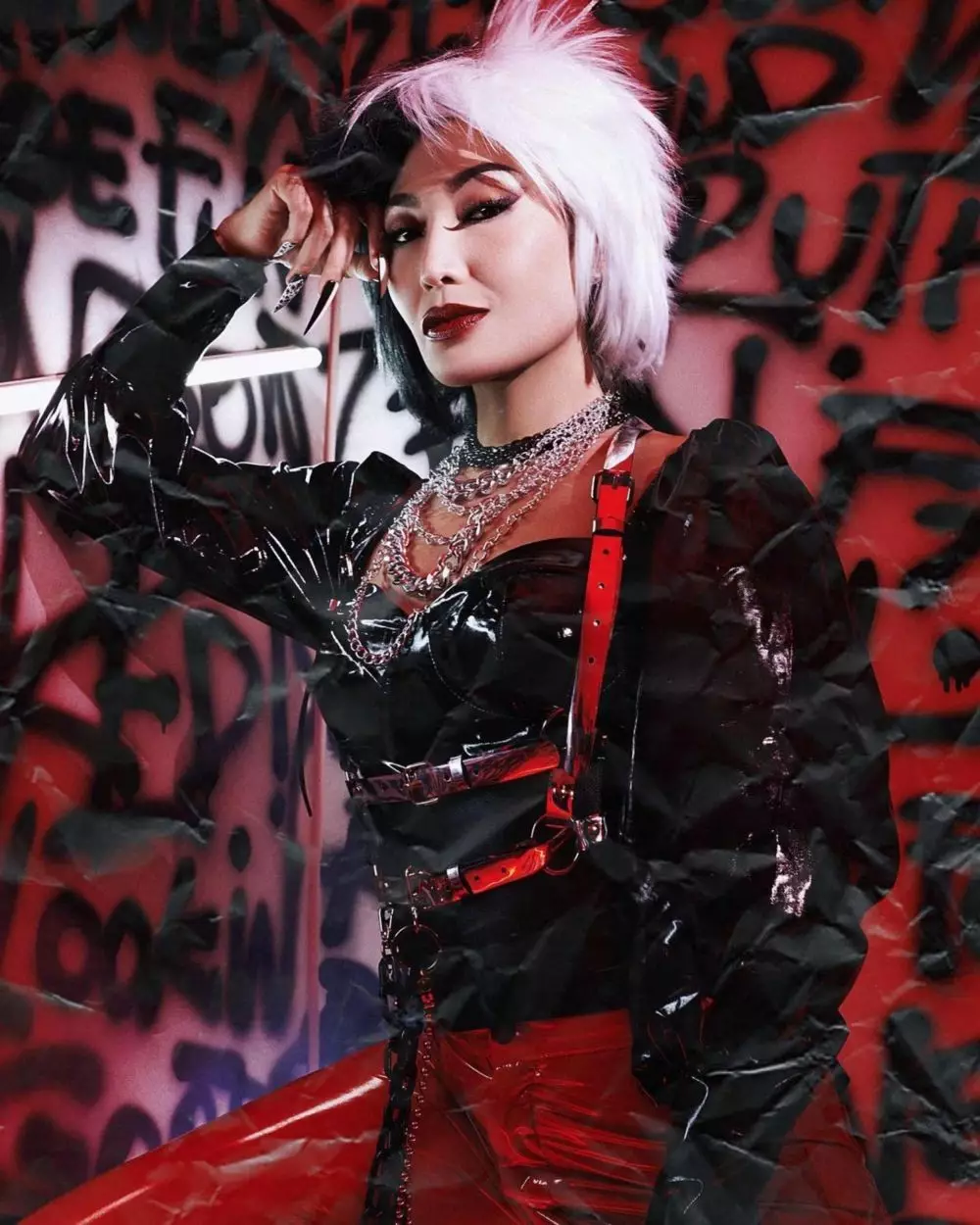 Gaya pemotretan 9 seleb ala Disney's Cruella dari berbagai sumber Gaya pemotretan 9 seleb ala Disney's Cruella dari berbagai sumber