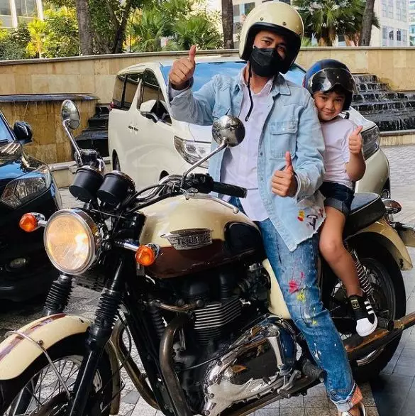Potret presenter pria saat naik motor gede © berbagai sumber Potret presenter pria saat naik motor gede © berbagai sumber