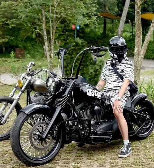 Potret presenter pria saat naik motor gede © berbagai sumber Potret presenter pria saat naik motor gede © berbagai sumber