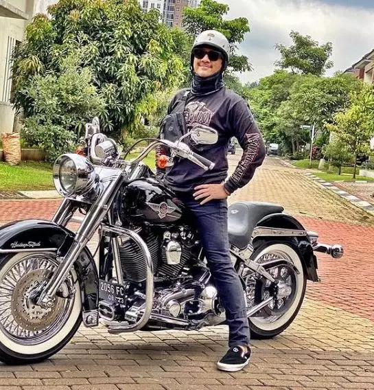 Potret presenter pria saat naik motor gede © berbagai sumber Potret presenter pria saat naik motor gede © berbagai sumber