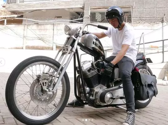 Potret presenter pria saat naik motor gede © berbagai sumber Potret presenter pria saat naik motor gede © berbagai sumber