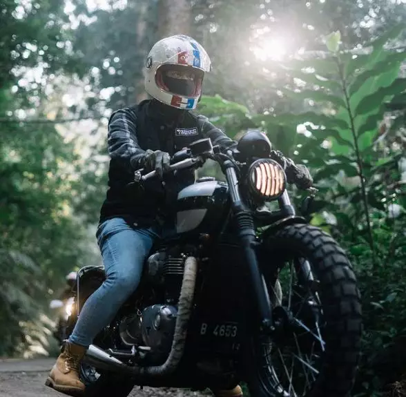 Potret presenter pria saat naik motor gede © berbagai sumber Potret presenter pria saat naik motor gede © berbagai sumber