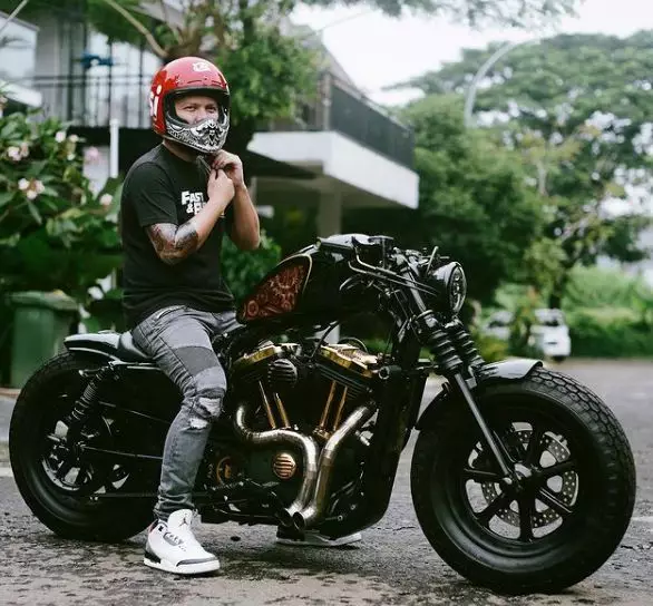 Potret presenter pria saat naik motor gede © berbagai sumber Potret presenter pria saat naik motor gede © berbagai sumber