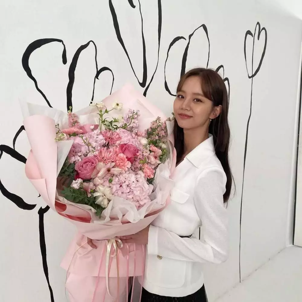 Fakta Hyeri pemeran Lee Dam di drama My Rommate is A Gumiho dari berbagai sumber Fakta Hyeri pemeran Lee Dam di drama My Rommate is A Gumiho dari berbagai sumber