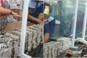 Viral emak-emak beli motor cash pakai koin hasil 5 tahun menabung