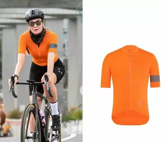 outfit Luna Maya saat bersepeda © Instagram/@fashion.lunamaya outfit Luna Maya saat bersepeda © Instagram/@fashion.lunamaya