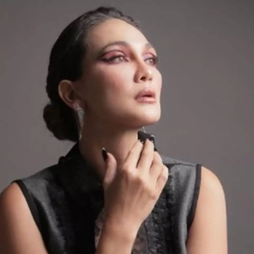 Taksiran harga 8 outfit Luna Maya saat bersepeda, kece maksimal