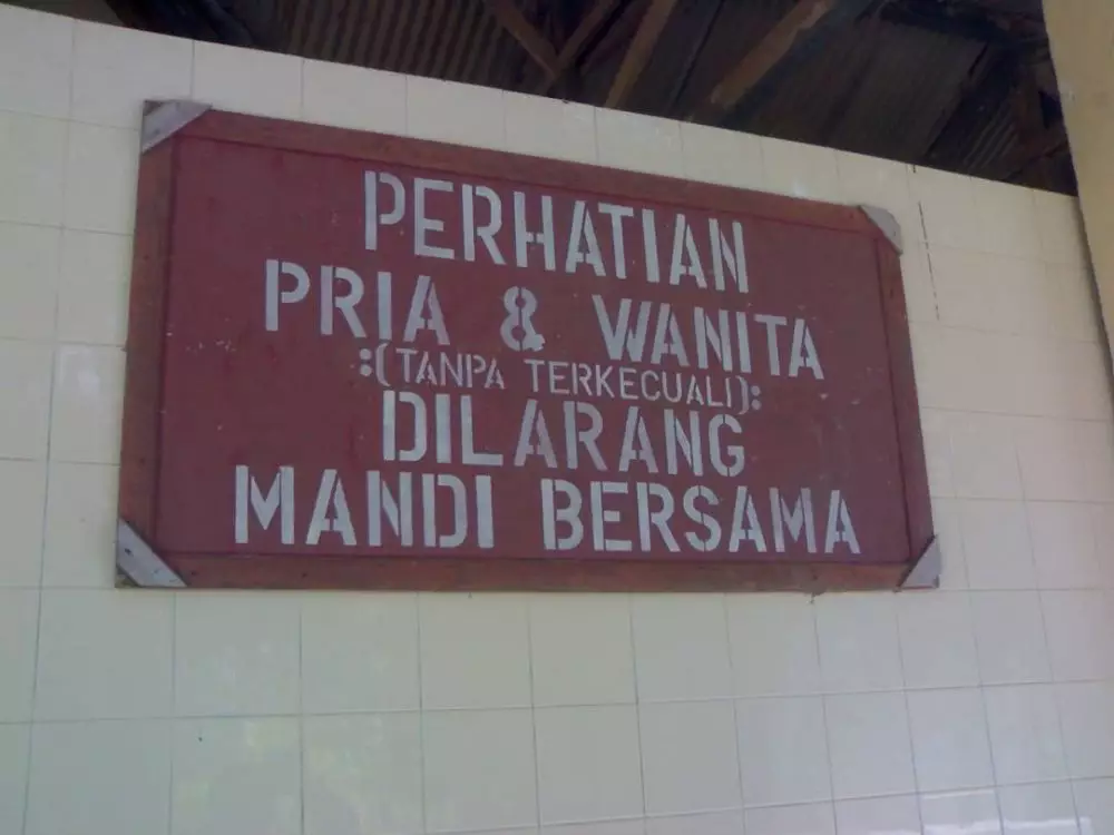 Spanduk dan papan WC umum © berbagai sumber