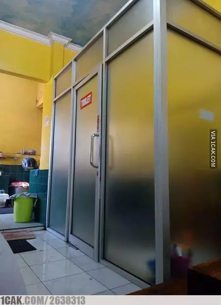 Spanduk dan papan WC umum © berbagai sumber