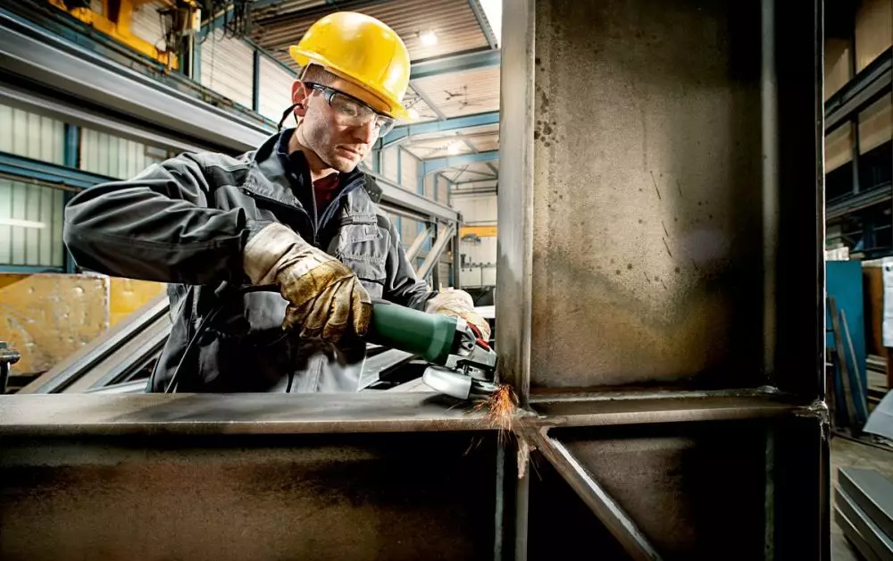 4 Tips menggunakan gerinda tangan © 2021 brilio.net