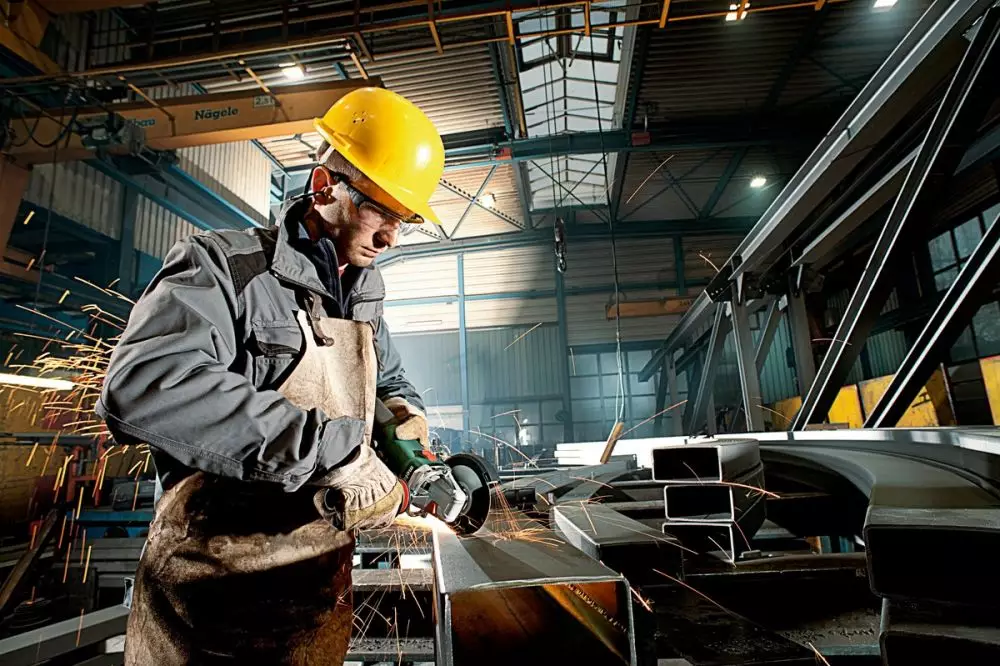 4 Tips menggunakan gerinda tangan © 2021 brilio.net