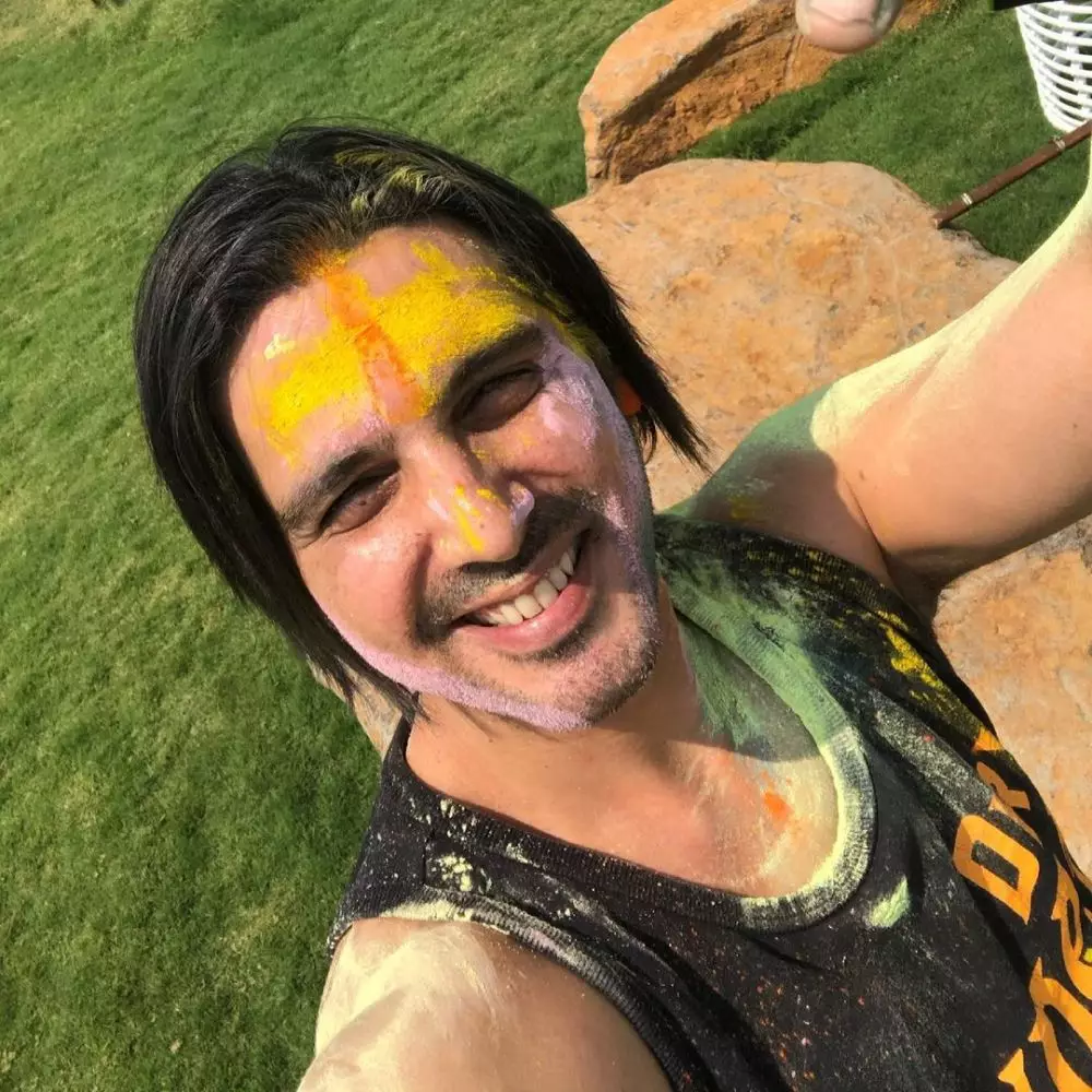 kabar terbaru pemain film Main Hoo Na dari berbagai sumber