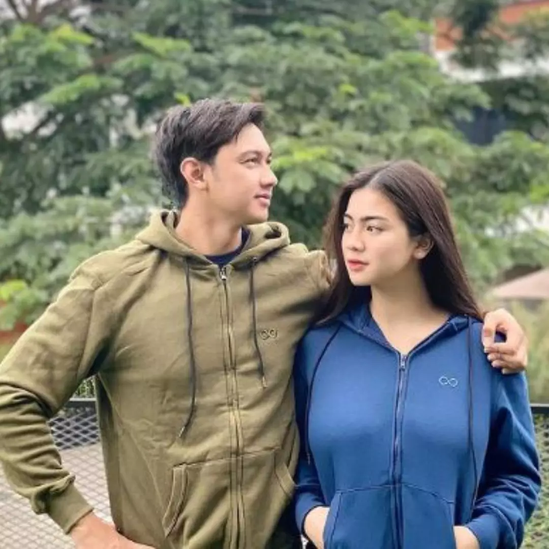 10 Gaya pesinetron cantik Tanah Air pamer baby bump, auranya terpancar