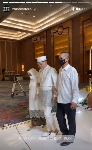 Momen pernikahan Ifan Seventeen dan Citra Monica dari berbagai sumber Momen pernikahan Ifan Seventeen dan Citra Monica dari berbagai sumber