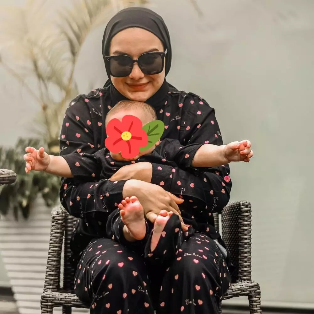 Beda gaya outfit seleb blasteran saat momong anak © 2021 brilio.net