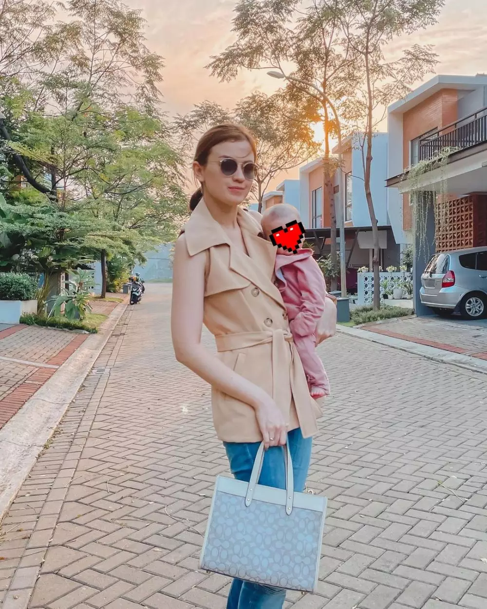 Beda gaya outfit seleb blasteran saat momong anak © 2021 brilio.net