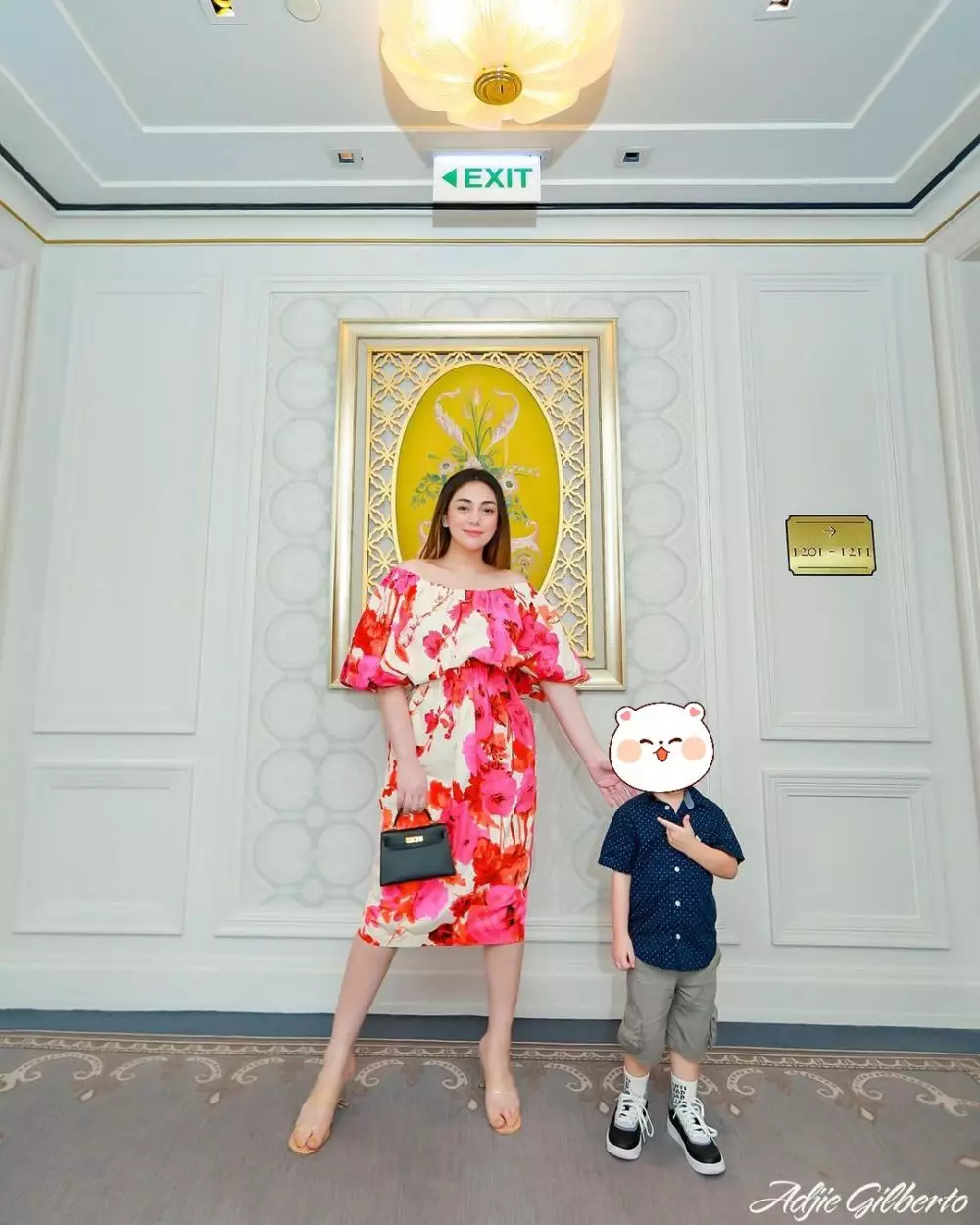 Beda gaya outfit seleb blasteran saat momong anak © 2021 brilio.net