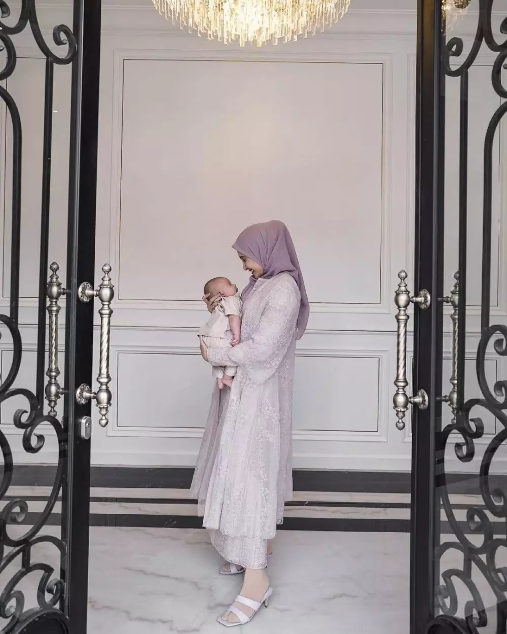 Beda gaya outfit seleb blasteran saat momong anak © 2021 brilio.net