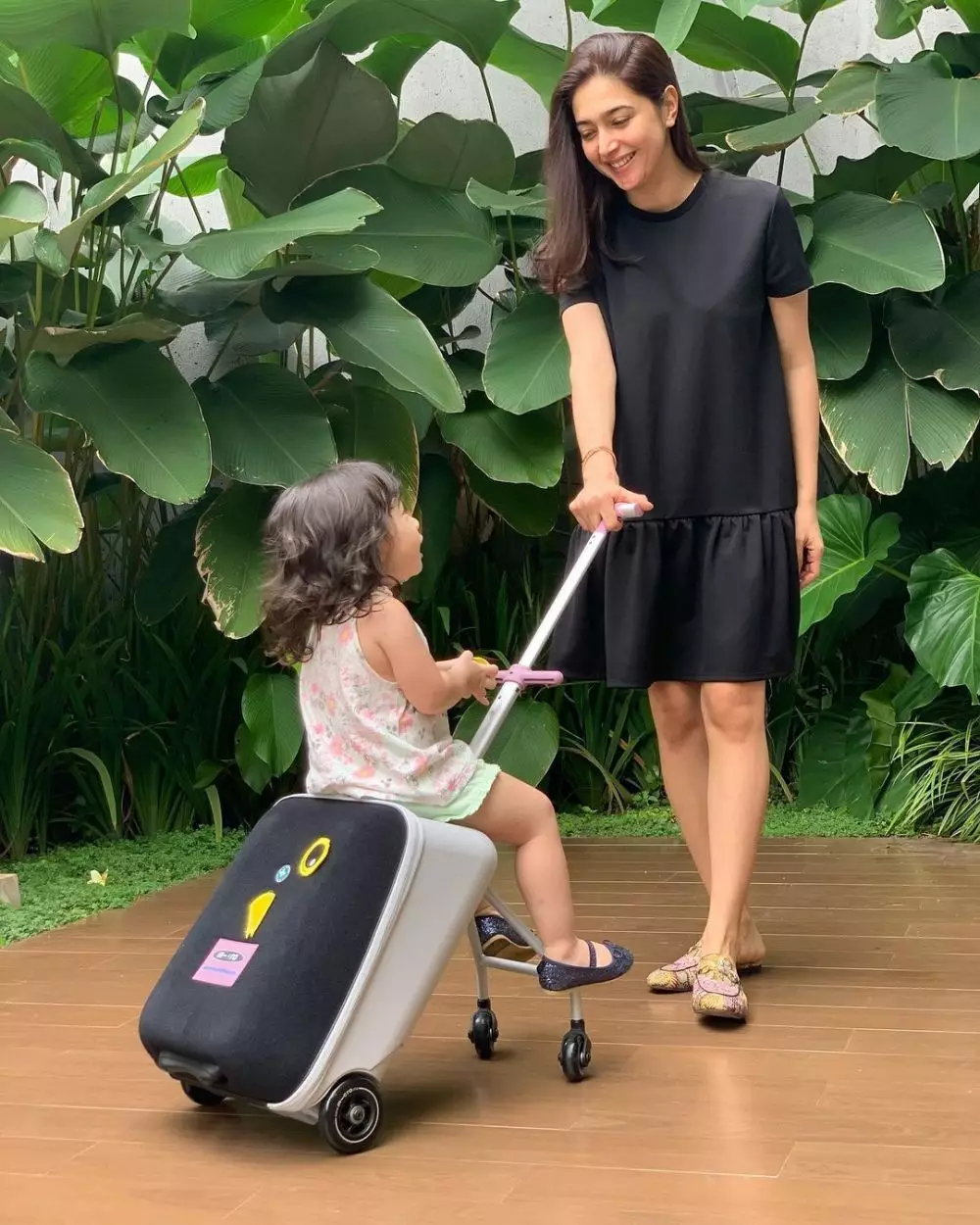 Beda gaya outfit seleb blasteran saat momong anak © 2021 brilio.net