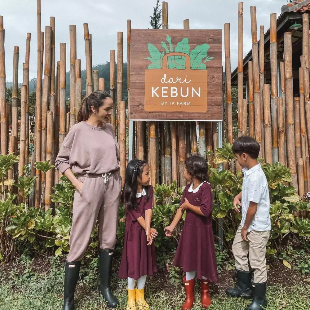 Beda gaya outfit seleb blasteran saat momong anak © 2021 brilio.net