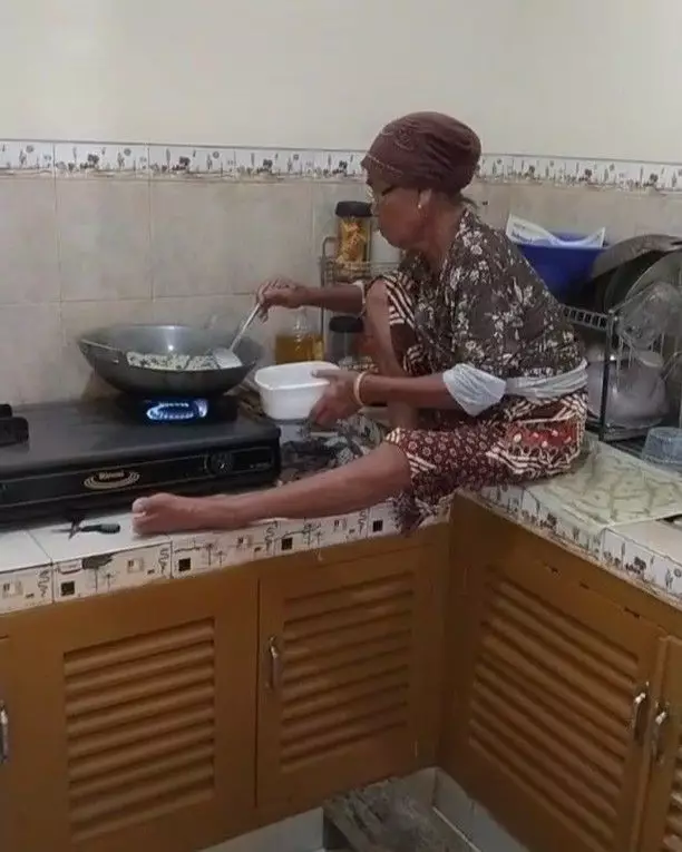 Kelakuan lucu emak di rumah © berbagai sumber Kelakuan lucu emak di rumah © berbagai sumber
