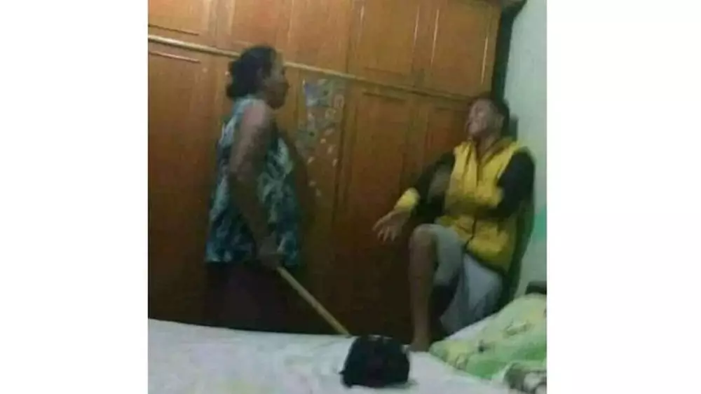 Kelakuan lucu emak di rumah © berbagai sumber Kelakuan lucu emak di rumah © berbagai sumber