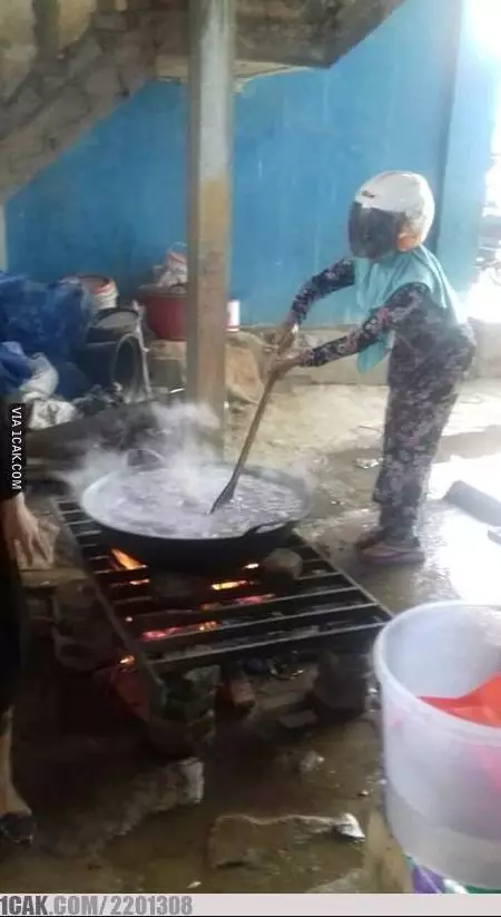 Kelakuan lucu emak di rumah © berbagai sumber Kelakuan lucu emak di rumah © berbagai sumber
