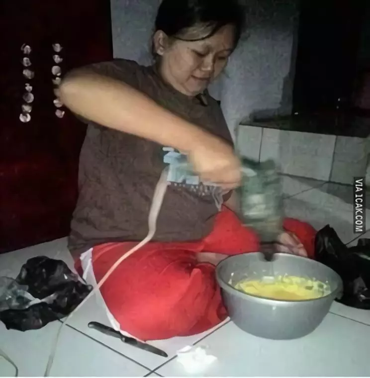 Kelakuan lucu emak di rumah © berbagai sumber Kelakuan lucu emak di rumah © berbagai sumber