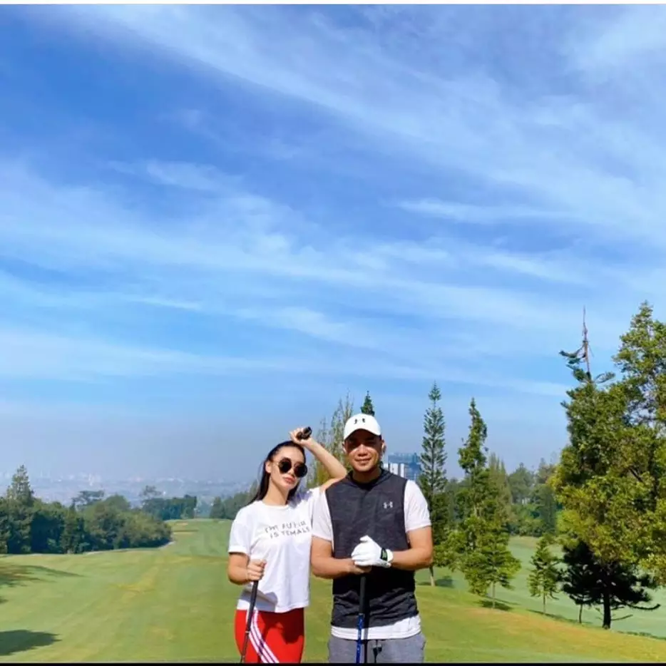 Potret 8 pasangan seleb main golf © 2021 brilio.net Potret 8 pasangan seleb main golf © 2021 brilio.net