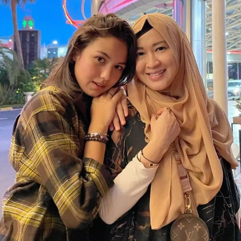 8 Potret kedekatan Saskia Chadwick dan Okie Agustina, bak anak kandung