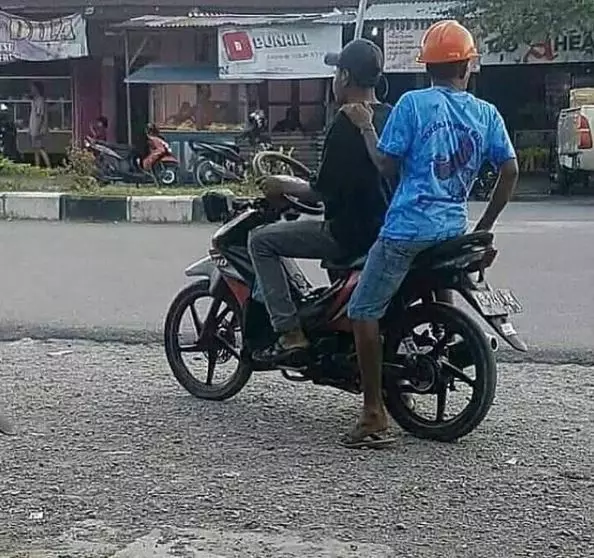 potret lucu di pinggir jalan © 2021 Instagram