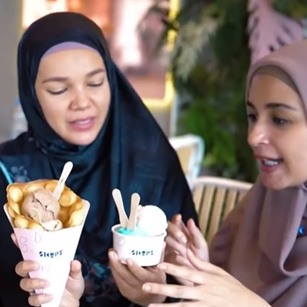 10 Potret restoran milik Dewi Sandra dan suami, bernuansa serba pink