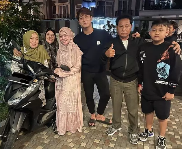 Momen hangat keluarga Rizky Billar dan Lesty Kejora ©Instagram Momen hangat keluarga Rizky Billar dan Lesty Kejora ©Instagram