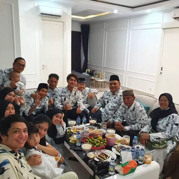 Momen hangat keluarga Rizky Billar dan Lesty Kejora ©Instagram Momen hangat keluarga Rizky Billar dan Lesty Kejora ©Instagram