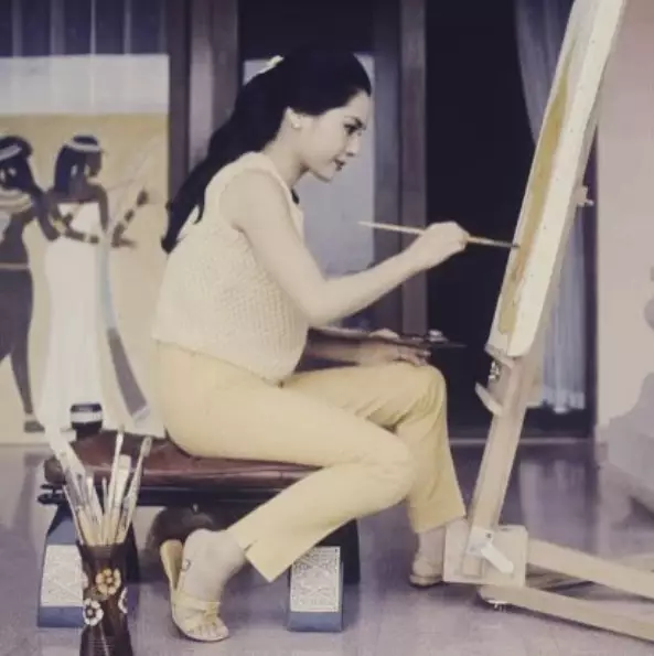 Gaya busana Ratna Sari Dewi © 2021 brilio.net Gaya busana Ratna Sari Dewi © 2021 brilio.net