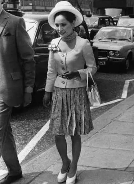 Gaya busana Ratna Sari Dewi © 2021 brilio.net Gaya busana Ratna Sari Dewi © 2021 brilio.net