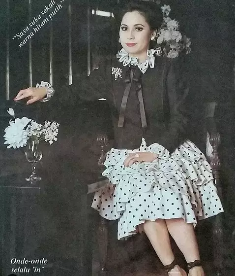 Gaya busana Ratna Sari Dewi © 2021 brilio.net Gaya busana Ratna Sari Dewi © 2021 brilio.net