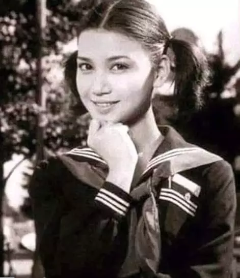 Gaya busana Ratna Sari Dewi © 2021 brilio.net Gaya busana Ratna Sari Dewi © 2021 brilio.net