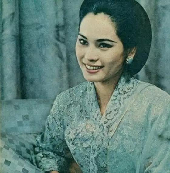 Gaya busana Ratna Sari Dewi © 2021 brilio.net Gaya busana Ratna Sari Dewi © 2021 brilio.net