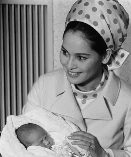 Gaya busana Ratna Sari Dewi © 2021 brilio.net Gaya busana Ratna Sari Dewi © 2021 brilio.net