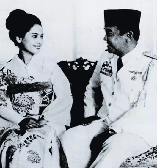 Gaya busana Ratna Sari Dewi © 2021 brilio.net Gaya busana Ratna Sari Dewi © 2021 brilio.net