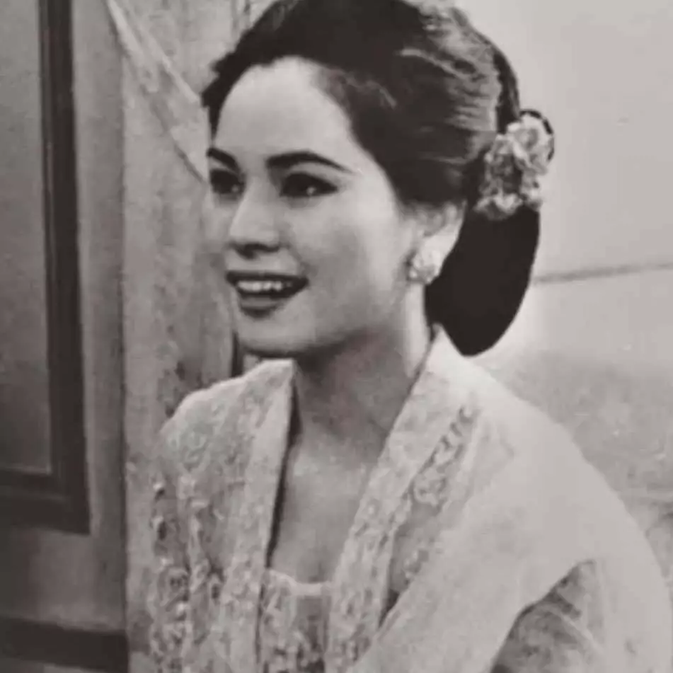 11 Gaya busana Ratna Sari Dewi istri Soekarno saat muda