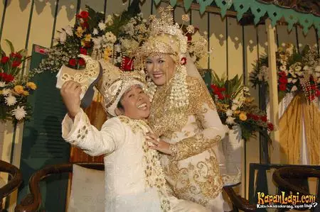 potret harmonis Adul dan istri Berbagai sumber potret harmonis Adul dan istri Berbagai sumber