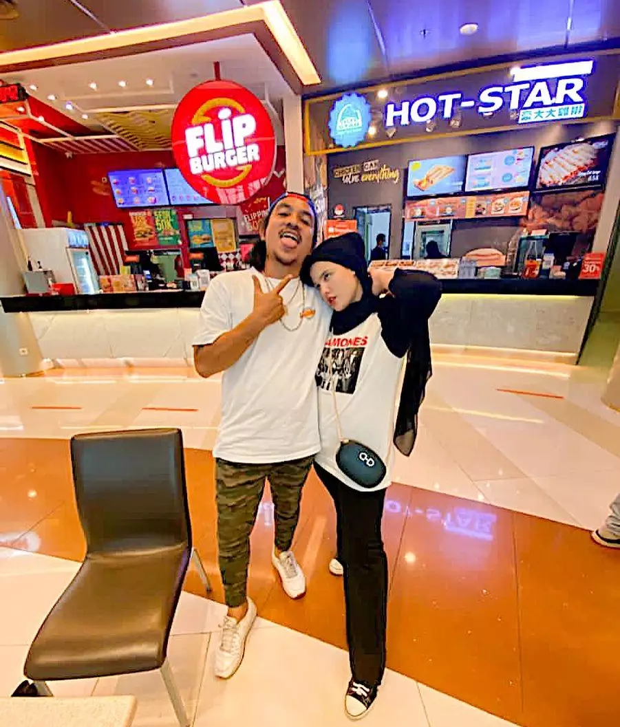 Gaya outfit Brina Shabyna saat hamil © 2021 berbagai sumber Gaya outfit Brina Shabyna saat hamil © 2021 berbagai sumber